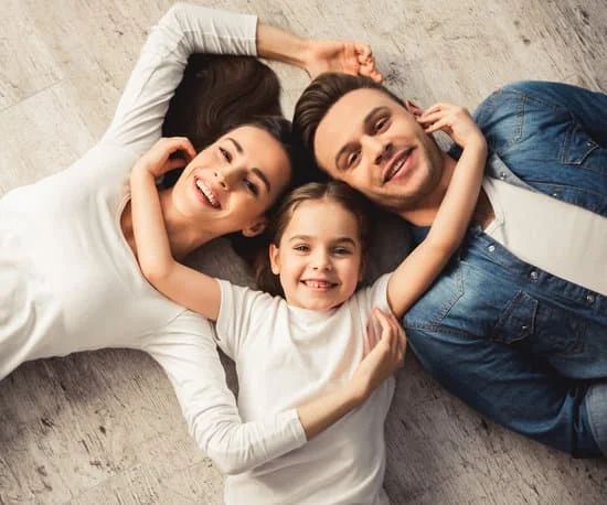 Família abraçada e sorrindo